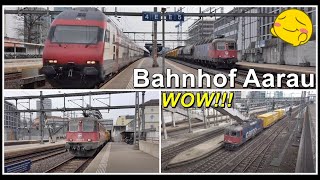 Viele Personen und Güterzüge beim Bahnhof Aarau, Kanton Aargau, Schweiz 2022