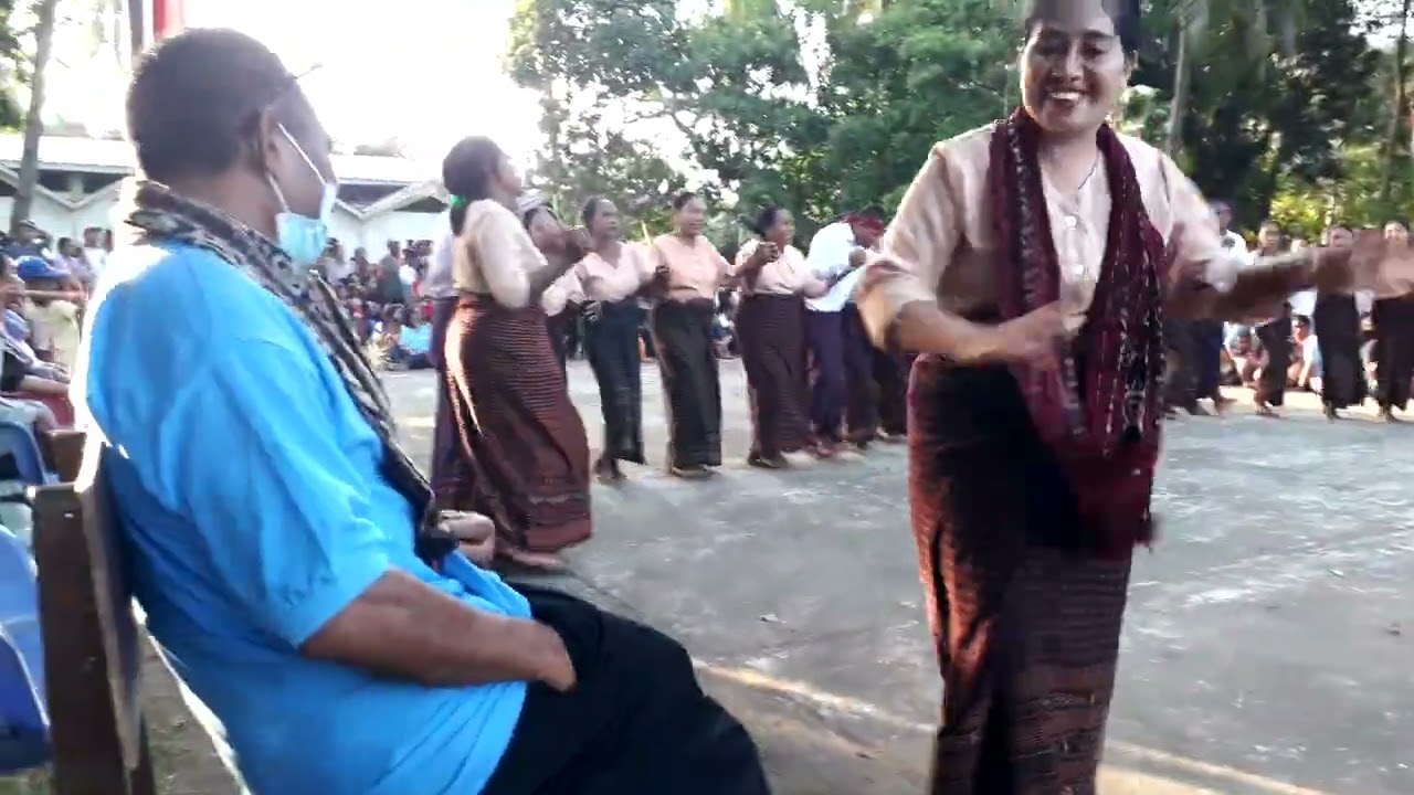 RT NONA MANIS ( 007) DESA TUWAGOETOBI HONIHAMA NAIK PENTAS MENGISI WAKTU LOMBA..