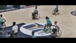 Geppi Cucciari gioca a basket in carrozzina