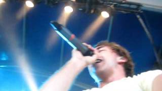 ALEX GASKARTH STANDING AND SINGING RIGHT IN FRONT OF US ALL TIME LOW @ Pukkelpop