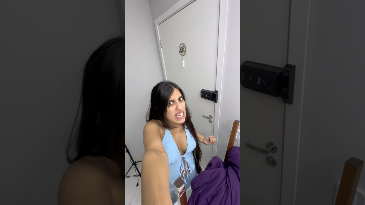 TEM UM GAMBÁ ENORME NA MINHA COZINHA