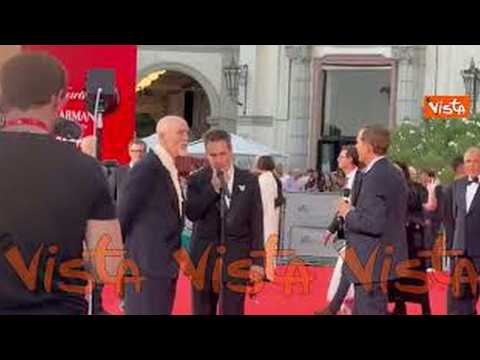 Video John Malkovich arriva sul red carpet di Venezia 83 per la seconda serata del festival