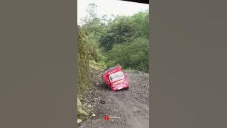 Yang Lagi Viral di Story' WhatsApp!!! Truk Pasir Merapi Pecah Ban dan Miring Akibat Jalan Tidak Rata