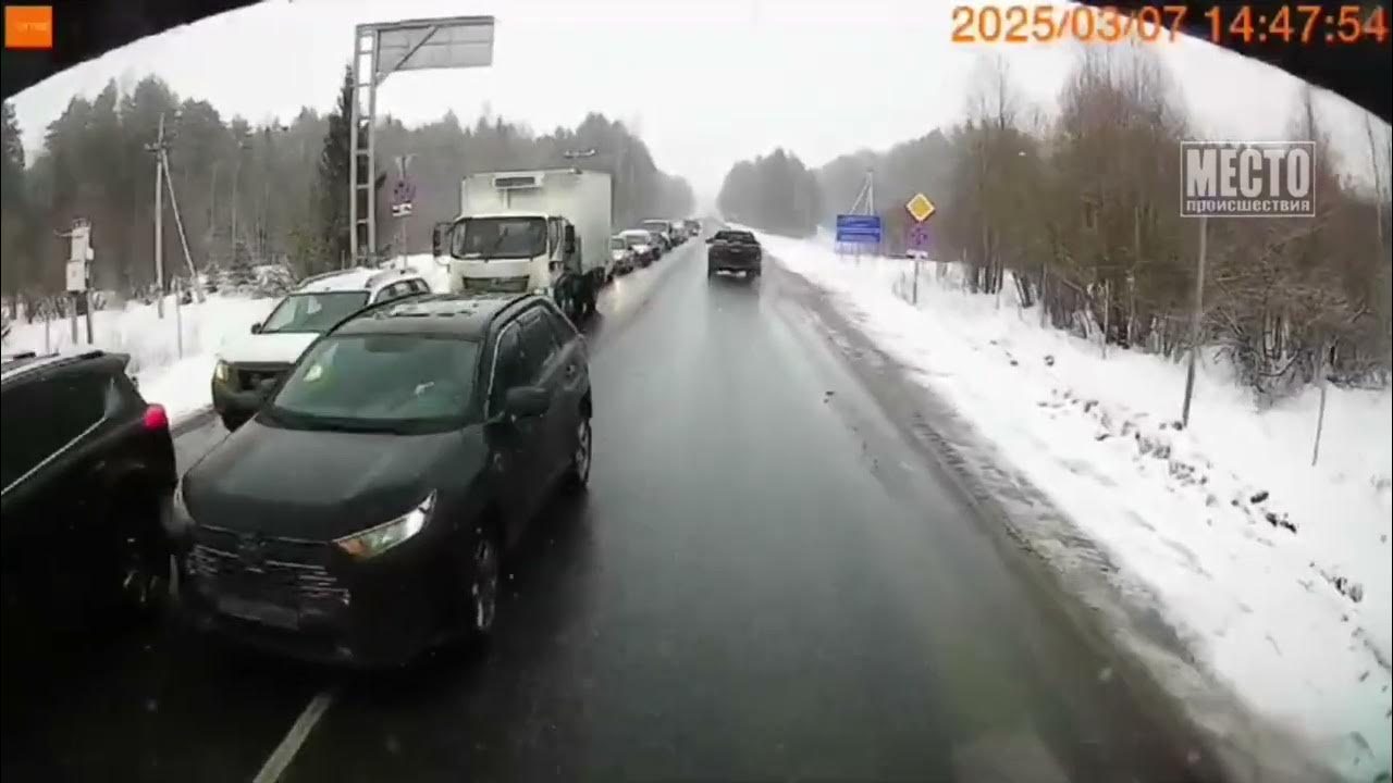 Хитрец на Тойоте получил гудок от КАМАЗа - YouTube