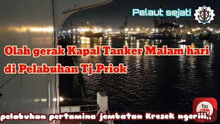 Kapal Tanker olah gerak malam hari di Pelabuhan Tj.Priok