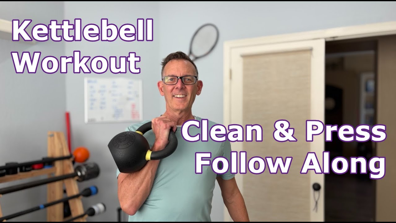 Тренировка с гирей под руководством инструктора: подъем и жим гири в режиме реального времени.