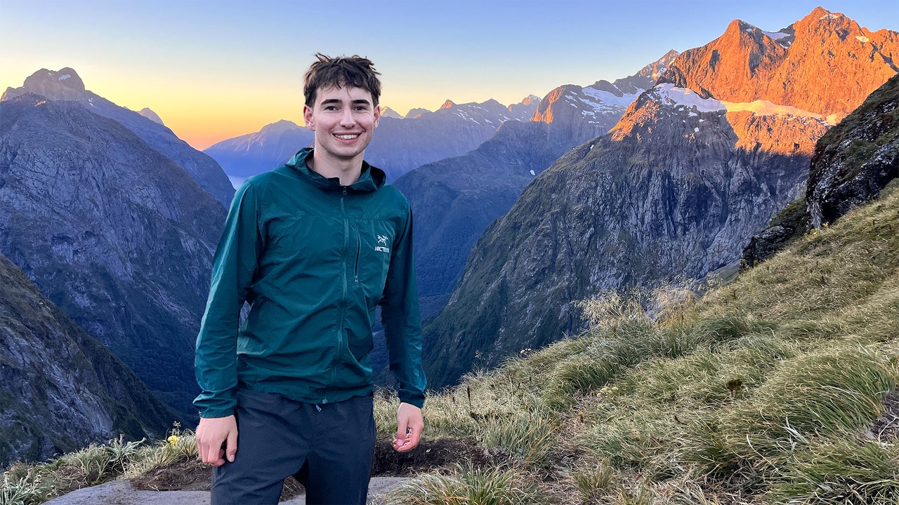 Кемпинг в дикой природе и исследование крутых гор и фьордов.
