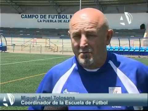 Los ni&ntilde;os de La Puebla de Alfind&eacute;n reciben sus diplomas por el IV Clinic de la Escuela de F&uacute;tbol