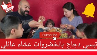عراقي يأكل بشراهة تبسي الدجاج مع المقبلات