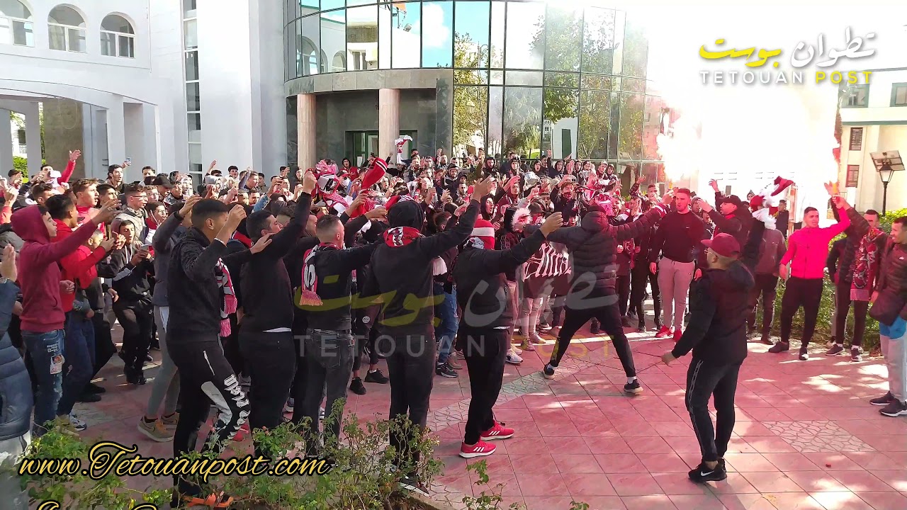أولترا لوس مطادوريس تحتج أمام مقر جماعة تطوان ضد القرارات الجائرة في حق فريق المغرب التطواني.
