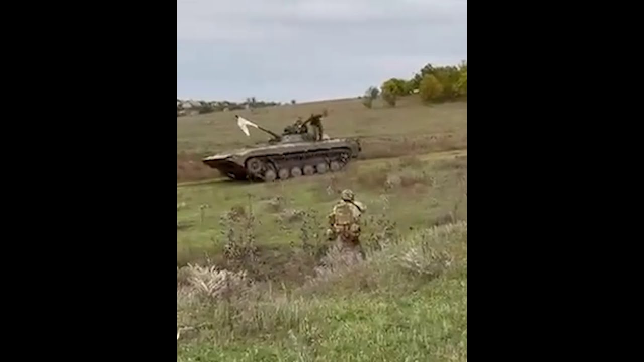 لحظة استسلام جنود روس ورفع الراية البيضاء لقوات أوكرانية في خيرسون
