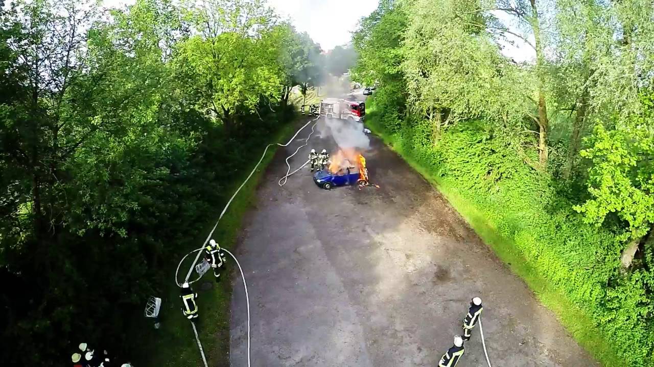 Feuerwehrübung mit brennendem Auto - YouTube