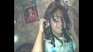 Niña escuchando Tchu Tchuca de Axe Bahia con sus audifonos @MrJuanquicho