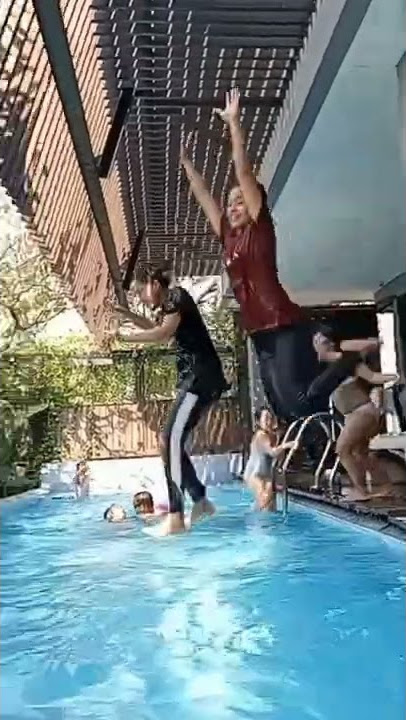 12 Mei 2022,intip.cewek lagi mandi.shorts