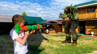 Nerf bazooka vs giant zombie Нерф базука против гигантского зомби