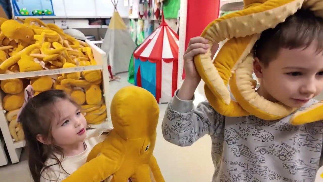 Саша вибирає з Наташою іграшки в IKEA