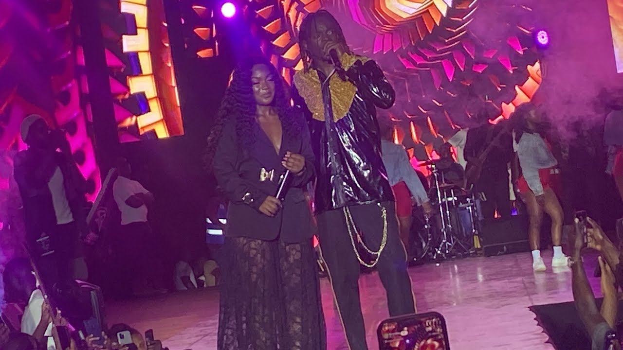 King Saha atulaze winnie wa mummy nga mukyala we number biiri live on stage,mukyala mukulu alajjana 