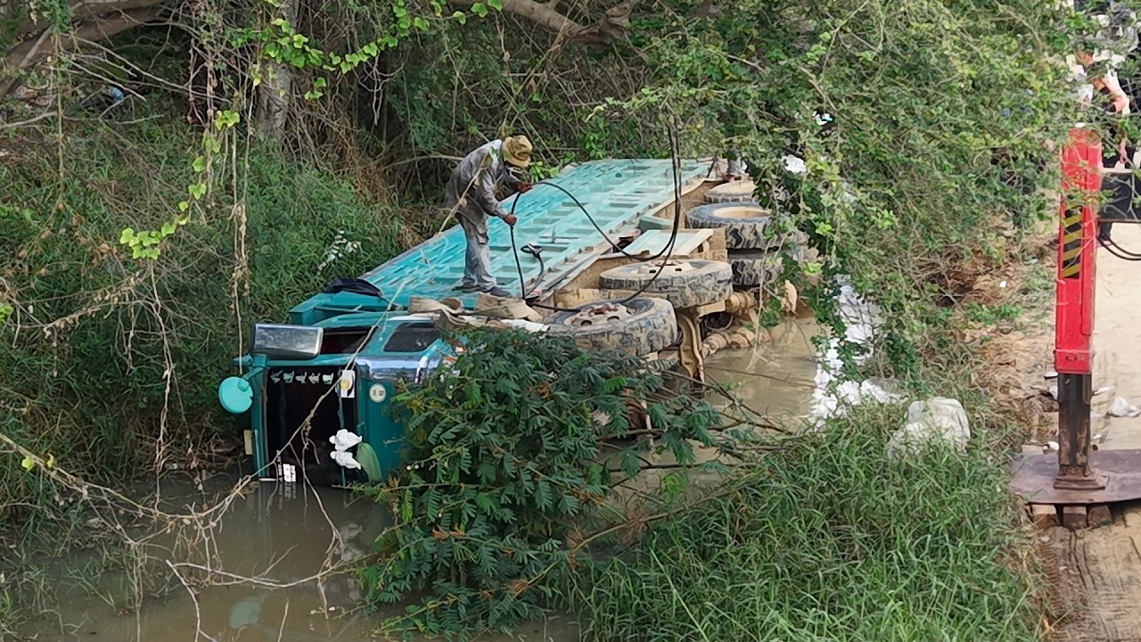 Please don't be in danger! Incredible Landfill! Dump Truck 25t Back Uploading overturned into canal…