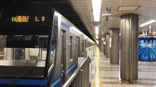 横浜市営地下鉄ブルーライン桜木町駅を発車する列車。