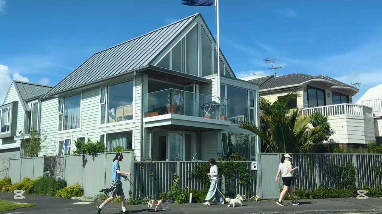 A Relaxing Coastal Drive from Mission Bay to Wairau Road in Auckland
