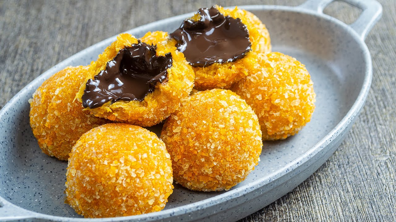 Puflanadigan qogirchoq seks video U sekin, lekin ehtiros bilan yaladi.