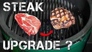 Keramikgrill Meisterklasse - Steak wie vom Sternekoch !
wichtige Infos! hier findet ihr die PDF zum Video 👇 und vieles mehr
Heute zeige ich euch in einfachen Schritten wie man ein perfektes Steak auf einem Kamado zubereitet. Keramikgrills werden immer beliebter aber sind die Steaks von einem Kamado wirklich besser? wir werden sehen:
✅ folge mir auf INSTAGRAM und stelle mir dort DEINE FRAGEN zum Thema Grillen oder Pizza
http://instagram.com/rubandsmoke/
Werbung!
🥃 RUB & SMOKE SINGLE MALT WHISKY – jetzt erhältlich
Gemeinsam mit der Fessler Mühle in Sersheim entstanden:
die limitierte Rub & Smoke Single Malt Whisky Sonderedition.
6 Jahre gereift.
Nicht rauchig.
Vanille, Holz, Honig und leichter Lemberger-Finish.
🔥 MIT DEM GUTSCHEINCODE: FRANK5
5 % Rabatt auf deinen Whisky.
➡️ Hier erhältlich:
https://fessler-muehle.de/produkt/mettermalt-rub-and-smoke-single-malt-whisky/
────────
✅HAST DU BOCK LIVE MIT MIR ZU GRILLEN oder Pizza zu machen?
ich führe ganzjährig alle Grill - und Pizzaseminare von Rub and Smoke in unserer Grillschule bei Grill und Co in Sachsenheim persönlich durch.
Freie Plätze für meine Liveseminare hier im Seminarkalender :
https://grillseminare.grill-und-co.de/
✅DU BIST AUF DER SUCHE NACH EINEN KERAMIKGRILL, PIZZAOFEN ODER DEM PASSENDEN EQUIPMENT?
Das Big Green EGG und andere beliebte Grillmarken gibt es bei Grill und Co:
https://www.grill-und-co.de/
✅ meine WEBSITE
https://www.rubandsmoke.eu/
👉hier findest du meine kostenlosen PDFs (roter Faden für den Grill)
Verpasse nichts mehr und abonniere meinen Newsletter
https://www.rubandsmoke.eu/videos
🌞 Wenn Du mich unterstützen willst:
https://paypal.me/rubandsmoke
jede Unterstützung/Spende von Euch wird sofort wieder in Equipment und die Produktion neuer Videos investiert 🤝 👍
Vielen Dank für euren Support ❤️
Gib gerne in den Kommentaren eine Bewertung ab damit ich weiter an mir und meinen Videos arbeiten kann.
Dein Frank von Rubandsmoke
Inhaltlich verantwortlich:
Verein zur Förderung der Grillkultur e.V.
Frank Gackenheimer
E-Mail:info@rubandsmoke.eu
Video:
Christian Laszlo: https://www.laz-images.de/
TIMESTAMPS
00:00 Einleitung
02:09 Anzünden des Keramikgrills
03:08 Einregeln des Keramikgrills
04:20 Fleisch aus dem Kühlschrank nehmen
04:44 Das direkte Grillen
08:38 indirekte Grillen auf einem Kamadogrill
#Steak Grillen Keramikgrill Meisterklasse - Steak wie vom Sternekoch !