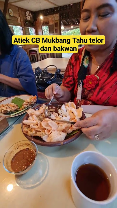 Atiek CB Mukbang Tahu Telor dan Bakwan