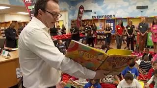 Atlanta News First gives out ‘Books to Kids’ at College Park Elementary