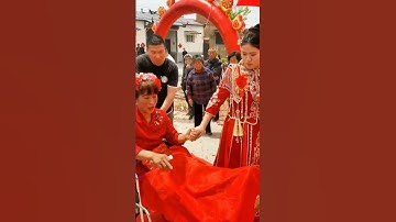 mẹ chồng ngồi xe lăn ra đón cô dâu thật cảm động.