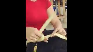 Cewek cantik bikin ketupat