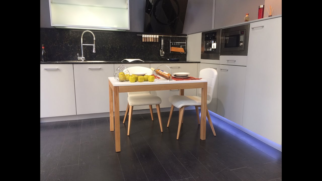 Mesa cocina pequeña extensible Maxima estilo nordico con patas de madera 