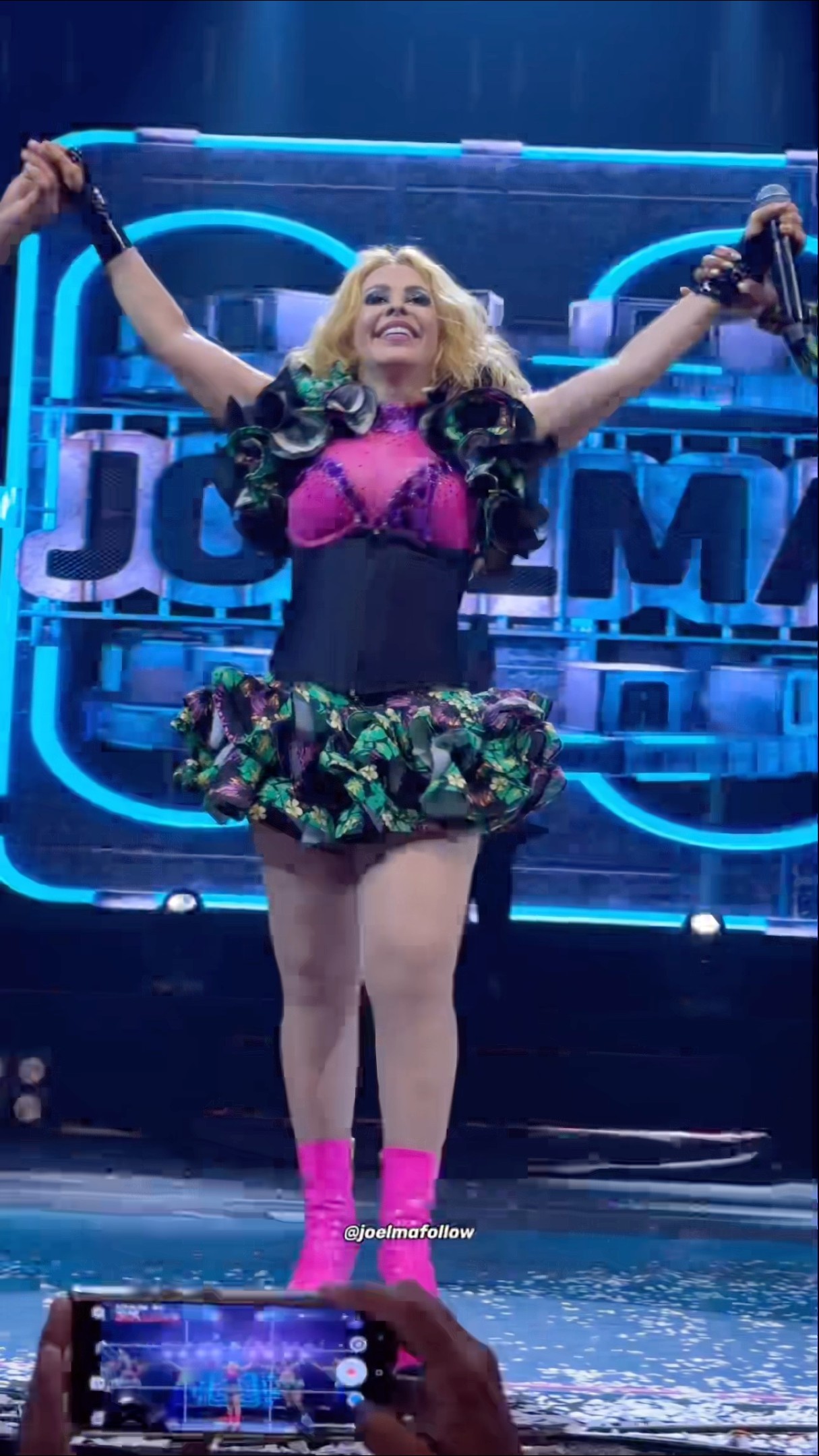 Joelma se despedindo do público