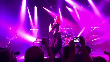 Garbage - Stupid Girl (snippet live in Brussels 2019)