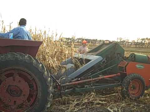 South Dakota Corn Pickin 2009 with New Idea Corn P...