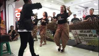 RUNTAH - COVER ANGKLUNG ARIESKA JOGJA - GEDOENG MERAH MALIOBORO YOGYAKARTA