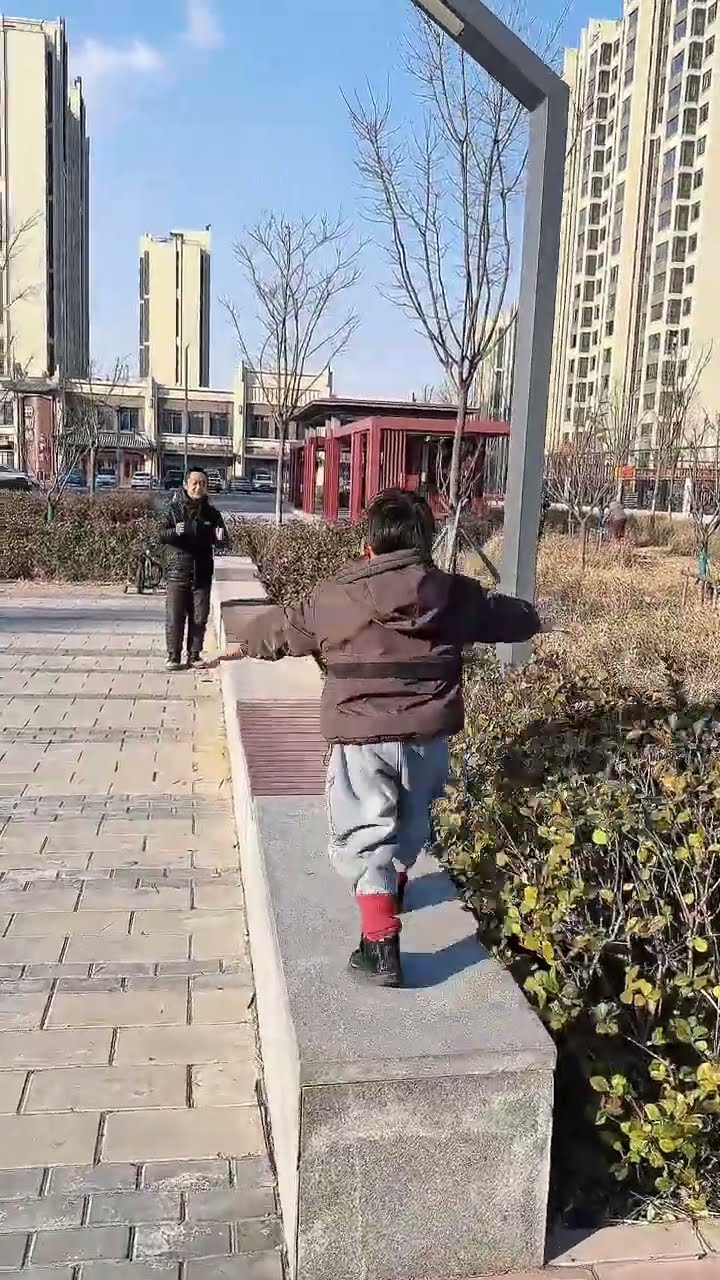 测试儿子的反应能力，爸爸带娃活着就好！#Cute baby#Cute#呆萌小米宝#聪明宝宝#萌娃