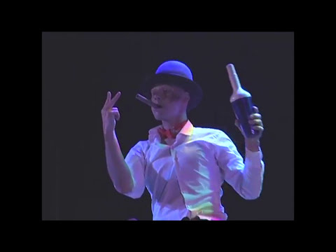 Video: Clown Juggler Ua Los Ntawm Cardboard