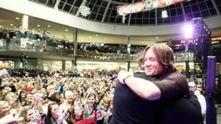 West Edmonton Mall Free Concert: Keith Urban
Keith Urban Free Acoustic Show & Autograph Session.
Tuesday, November 30, 2010 @ Ice Palace, West Edmonton Mall
Country Music Superstar Keith Urban performed songs from his new album Get Closer, as well as other hits, and signed autographs for fans. West Edmonton Mall Free Concert: Keith Urban