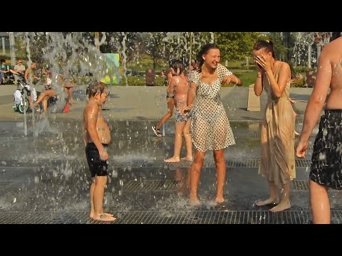 Fountain, girls, summer joys and wet dresses! / Фонтан, девушки, летние радости и мокрые платья!