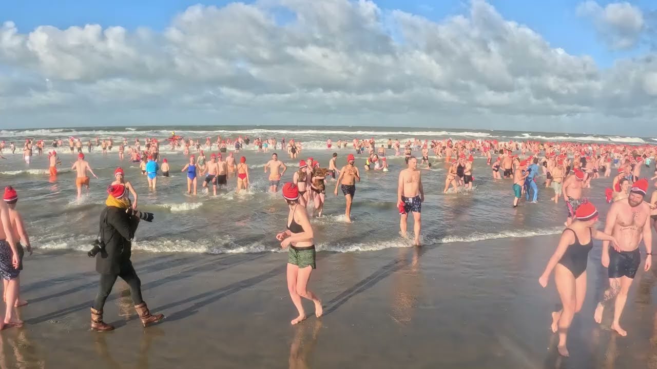 Nieuwjaarsduik 01-01-2024 - Scheveningen / Nederland