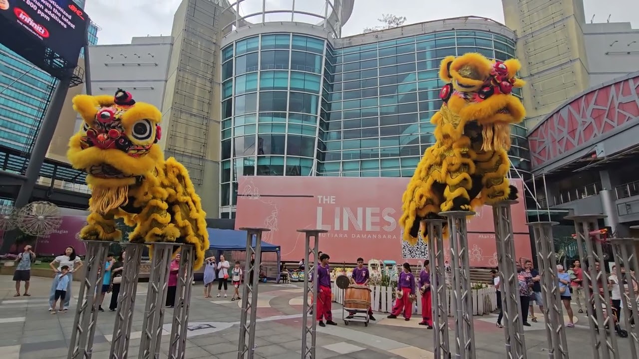 Acrobatic Lion Dance - The Curve