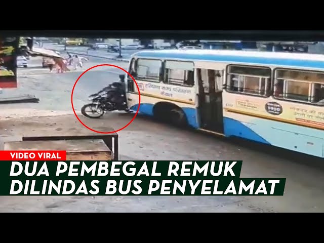 BUS PENYELAMAT HANTAM PEMBEGAL SAMPAI REMUK! Melihat Ibu Dibegal, Sopir Bus Tabrak Motor Pelaku class=