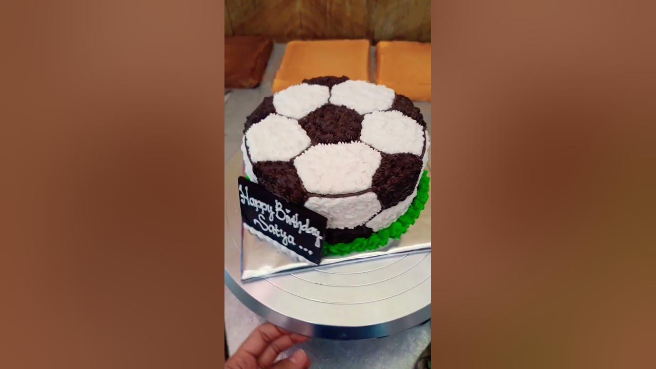 kue ultah bentuk bola sepak .. yg mau liat proses dekornya boleh langsung ke YouTube aku ya kue ultah bentuk bola sepak .. yg mau liat proses dekornya boleh langsung ke YouTube aku ya