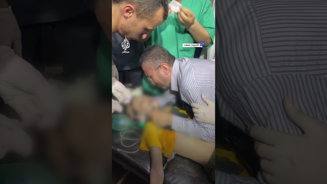 الدكتور محمد زقوت يودّع ابن أخيه حمزة الذي اسـتـ ـشـ ـهد في قصـ ـف الاحتـلال