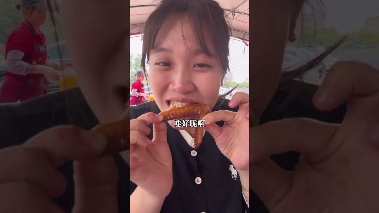 提箱饮料去吃湛江年例，这边吃酒席不收红包只收饮料，来感受这浓浓的广东年味，家家户户都设宴招待亲朋好友，凌晨三点就起床买菜做年例，还有超精彩的文车舞狮表演，人山人海的太热闹了#广东 #舞狮 #年例