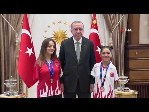 Cumhurbaşkanı Erdoğan, Milli Sporcular Sümeyye Boyacı ve Sevilay Öztürk'ü Kabul Etti