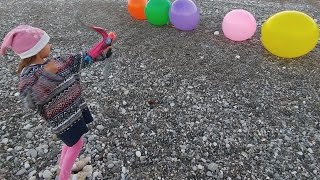 Plajda 5 büyük balon ve nerf Ok ile vurmaca