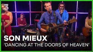 Son Mieux speelt 'Dancing at the Doors of Heaven' | 3FM Live Box | NPO 3FM