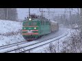 Зеленые электровозы (локомотив) серии ВЛ с грузовым поездом