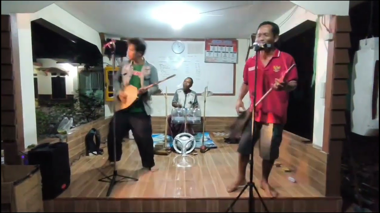 Lagi di pos ronda,lagi ngebangunin warga,hudang sahur sahur #komedi #viral #pencaksilat @SortedFood 